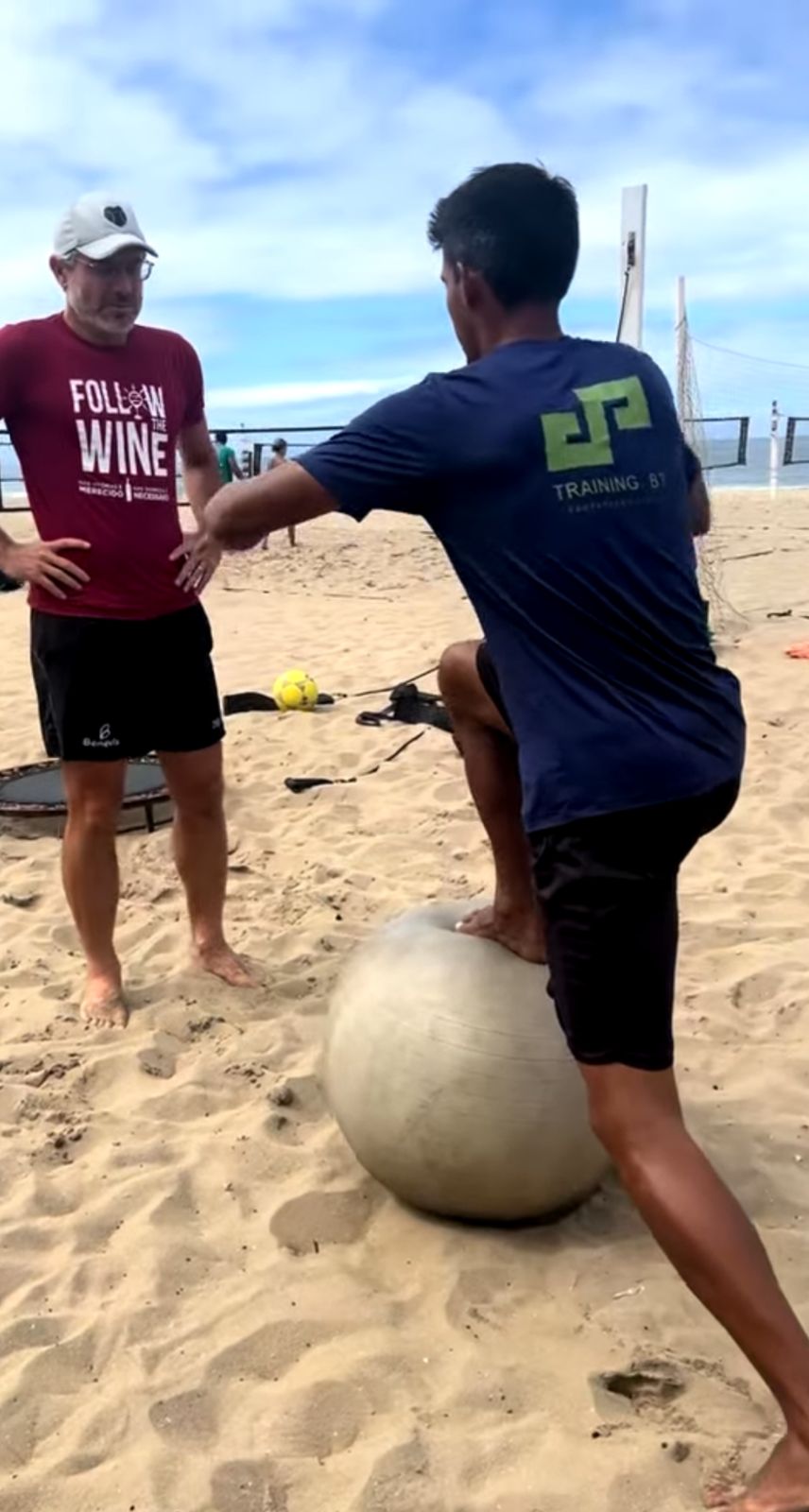 JP orientando atleta na quadra